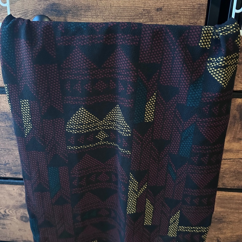 Geometric pattern dark color pencil skirt